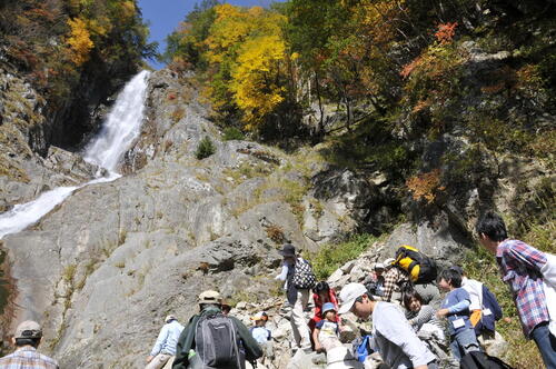 【令和5年9月9日(土),17日(日)　巨瀑を訪ねる冒険ツアー】秘滝トレッキング～赤岩滝～