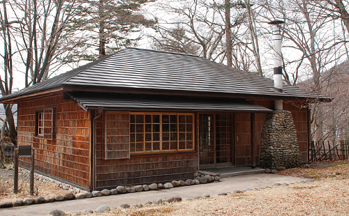 The secondary residence surrounded by the lakeside trees