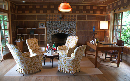 1st floor: The study surrounded by the walls covered with a various pattern of cedar-bark