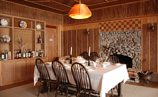 1st floor: The dining room where the tableware Ambassadors used are displayed 