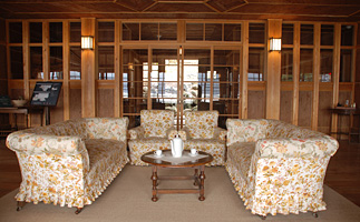 1樓使用義大利製布料的沙發營造舒適感的客廳